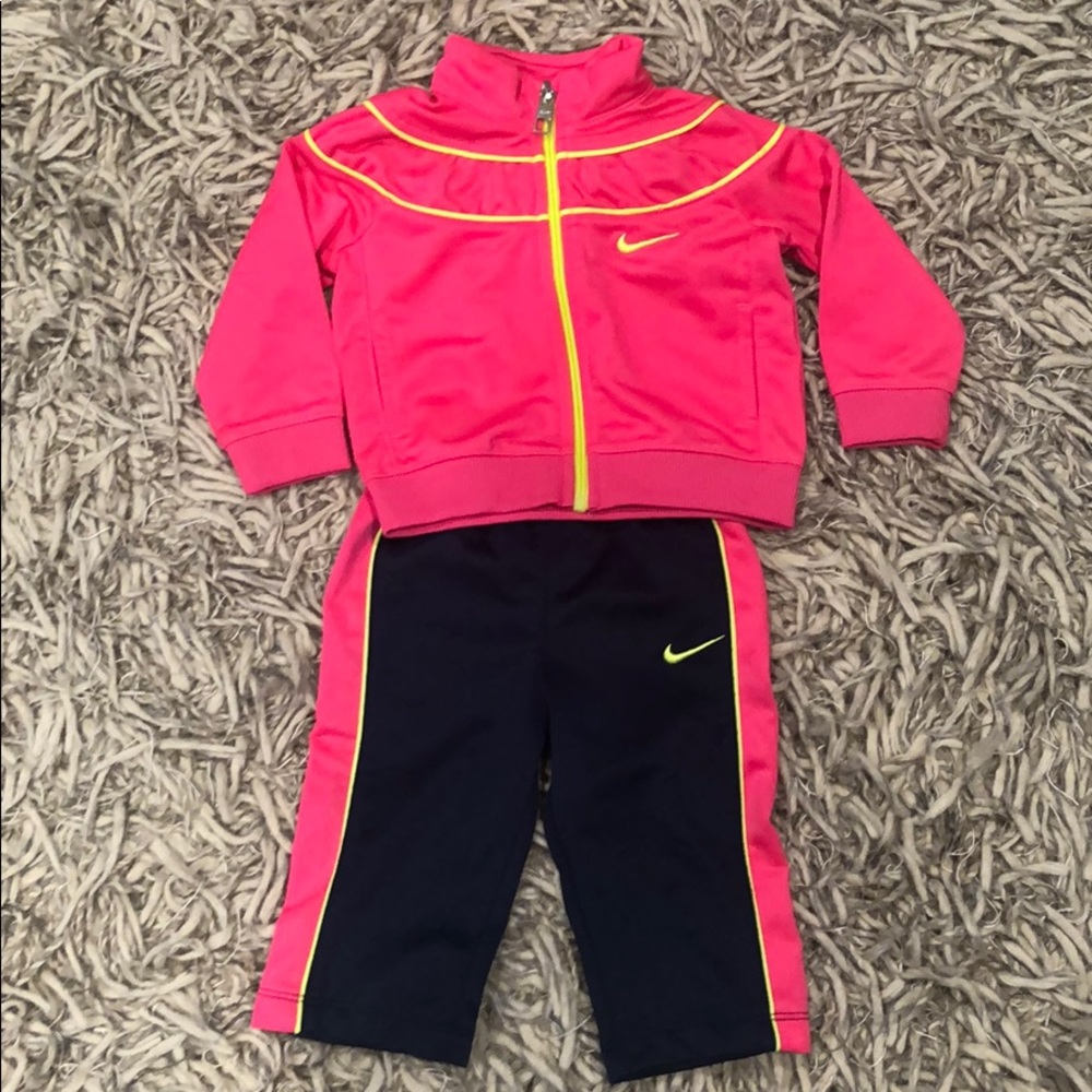 Adorable Nike warm-up, size 6-9 mo